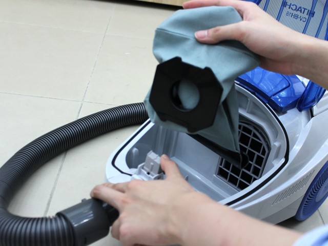 cách tháo túi chứa rác máy hút bụi